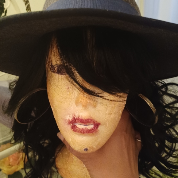 Beautiful Wig - Picture 8 of 9